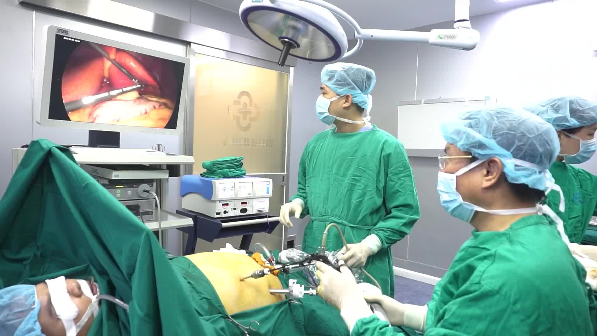 Nữ bệnh nhân 21 tuổi có chỉ số Khối cơ thể BMI 40 (101kg), mặc dù còn trẻ những tình trạng gan nhiễm mỡ rất nghiêm trọng