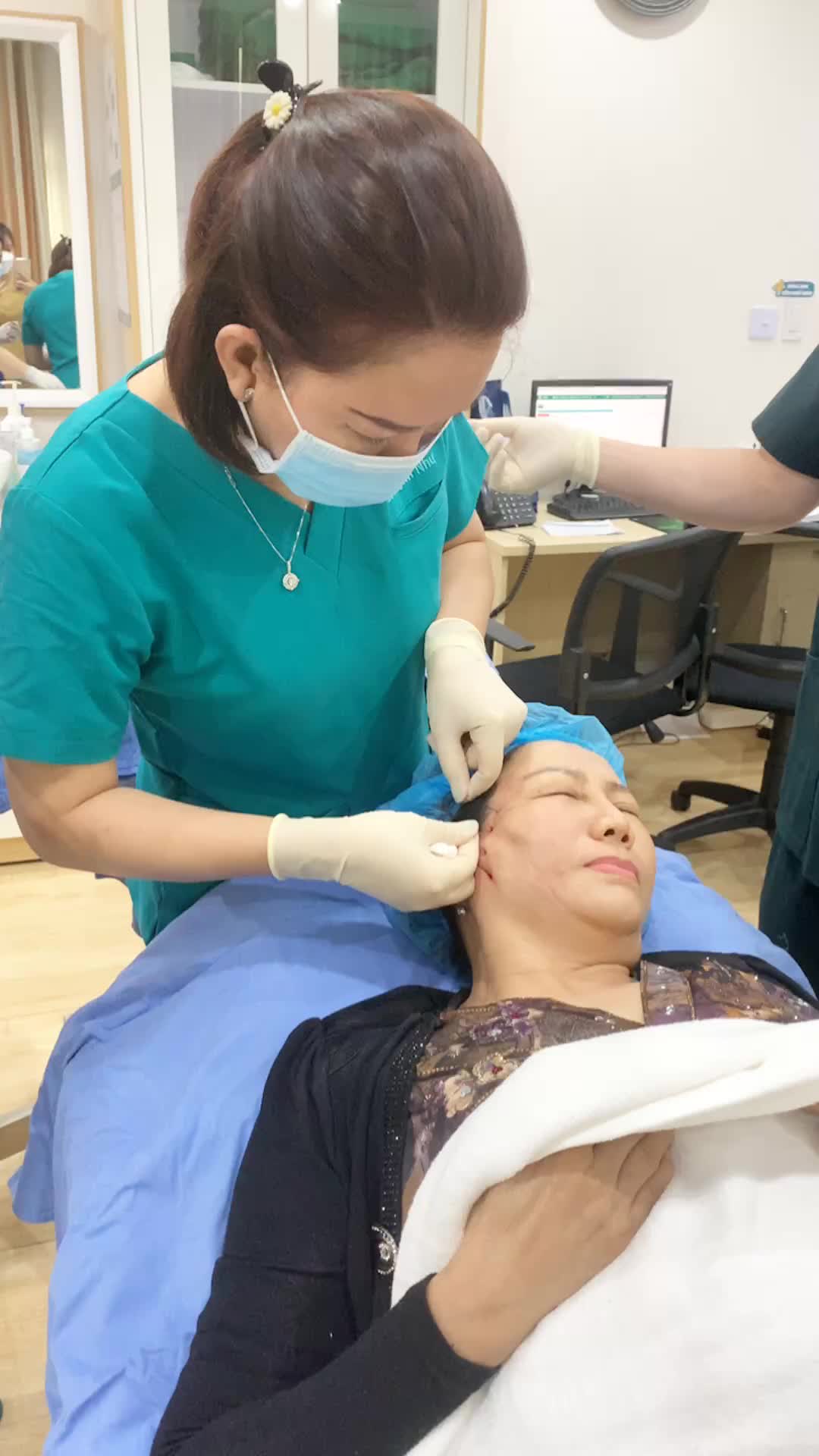 Về Việt Nam, CĂNG CHỈ trẻ 10 tuổi