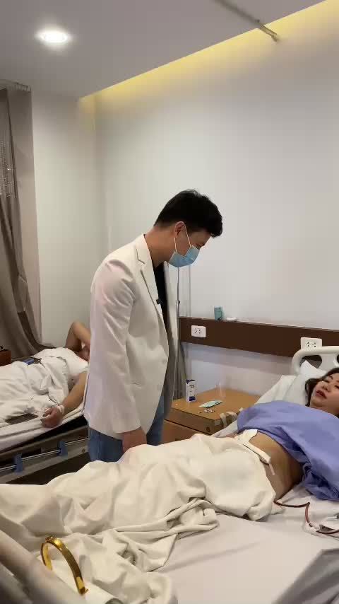 Dr. Minh Phạm thăm khám cho khách hàng sau phẫu thuật.