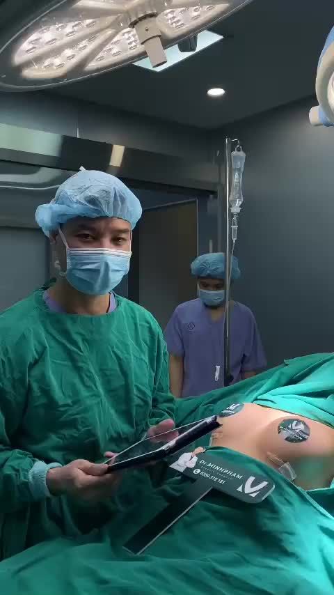 Khách hàng nâng ngực