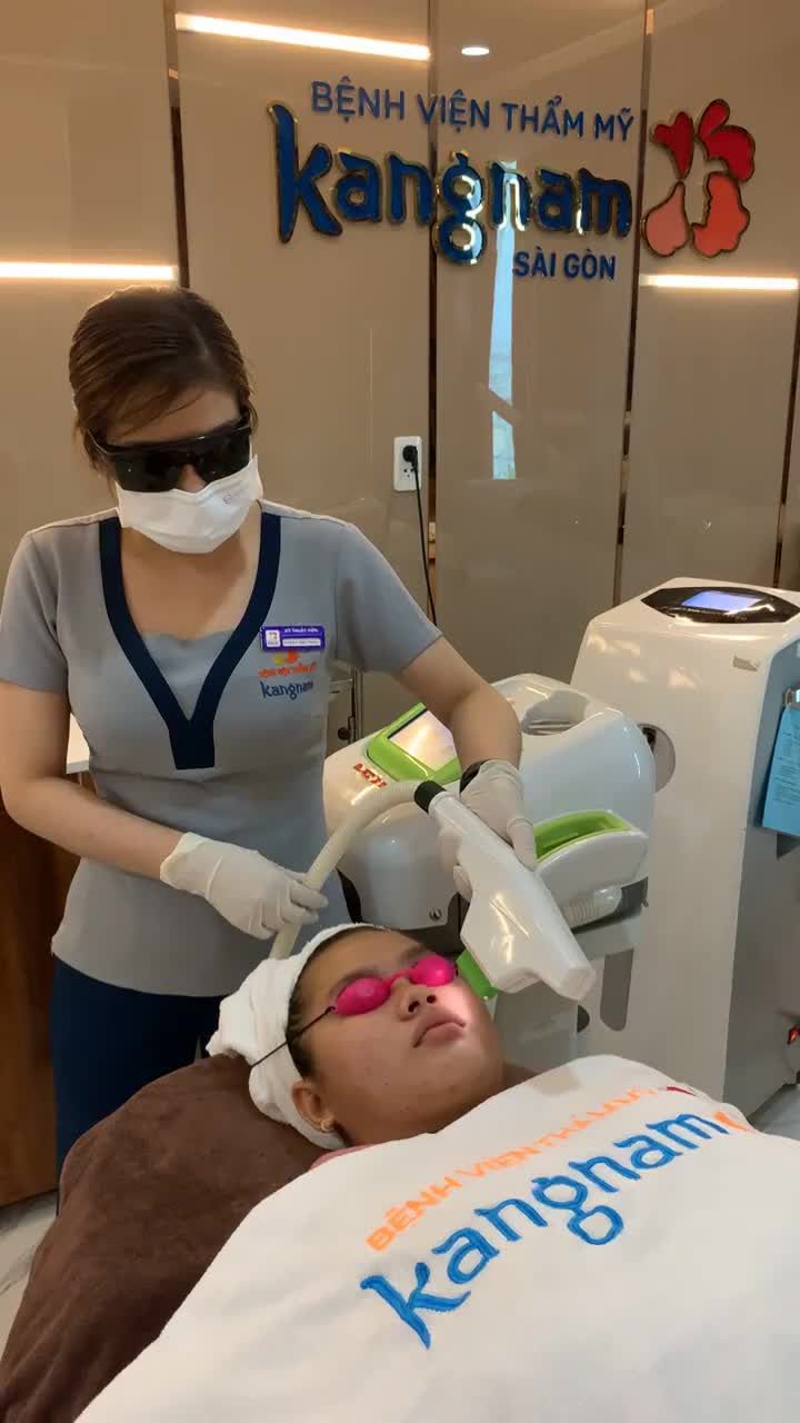Quy trình chiếu đèn điều trị mụn Deacne tại bệnh viện thẫm mỹ Kang nam Sài Gòn
