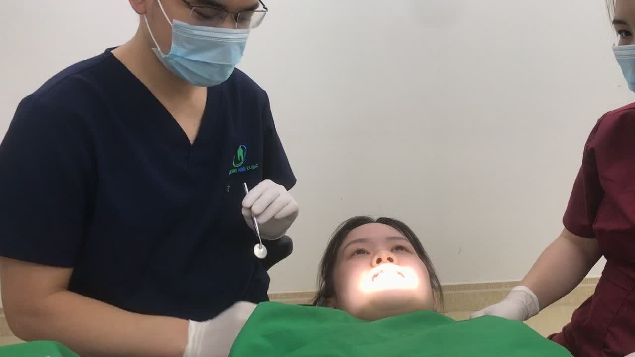 Cấy minivis cho bạn Hồng Đào - chỉnh nha giảm hô tại Nha khoa Thùy Anh
