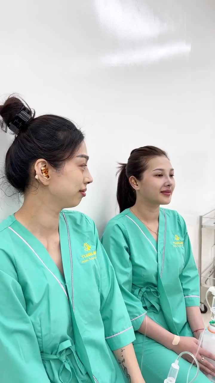 Hai dì cháu nắm tay nhau đi nâng mũi tại Viện Thẩm Mỹ Tuấn Linh