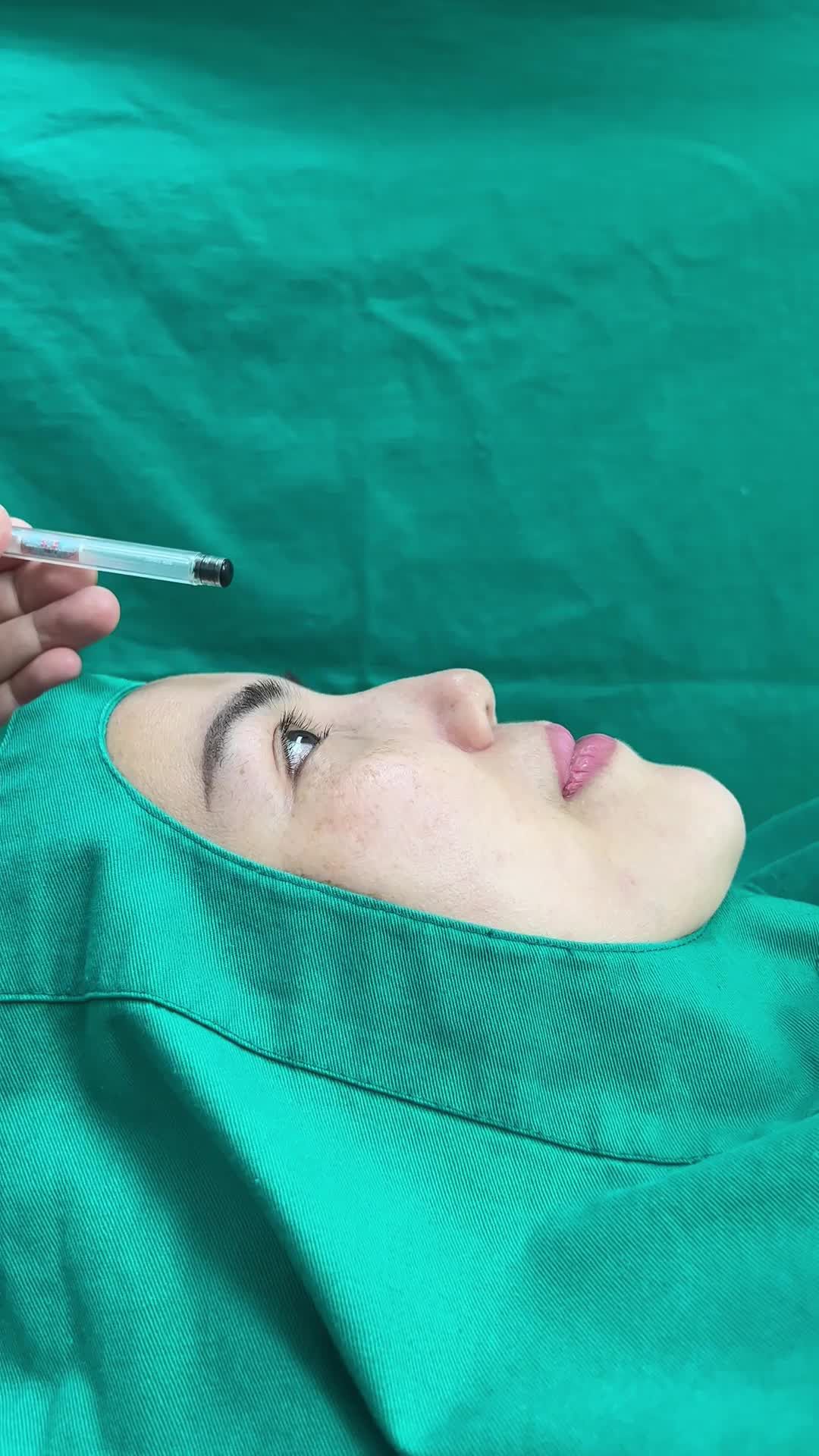 Nghe bác sĩ phân tích tình trạng mũi gốc của khách hàng