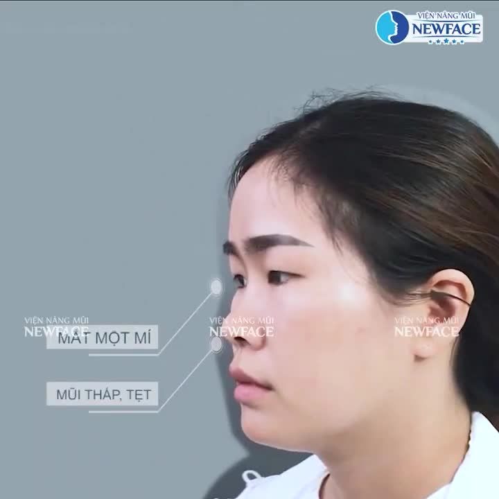 Quá Thú Vị Với Cô Bạn Này Vừa Làm Mắt + Mũi Vừa Tủm Tỉm Cười