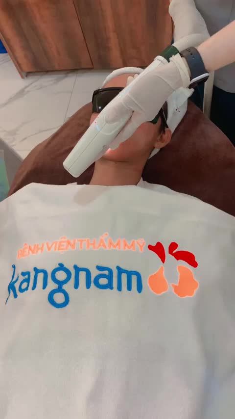 Quy trình chiếu đèn mụn De - Ance diệt khuẩn hỗ trợ sáng da, se khít lỗ chân lông, trẻ hoá và tăng sinh collagen của khách hàng lần thứ 4.