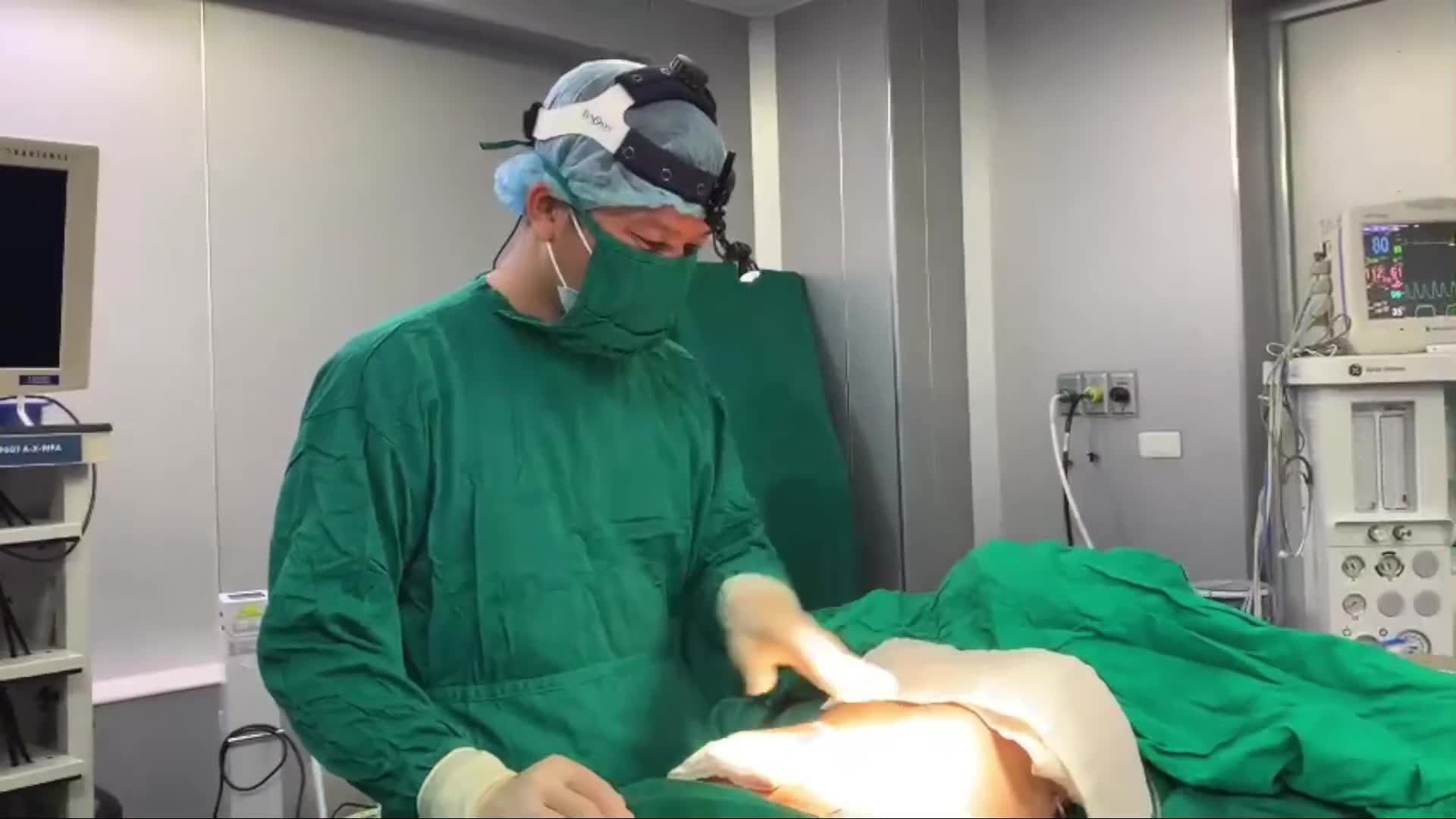 Bác sĩ đang thực hiện combo hút mỡ + nâng ngực.
