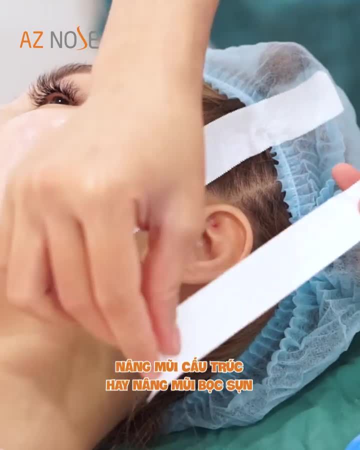 Vì sao cần tháo bông tai trước khi phẫu thuật nâng mũi