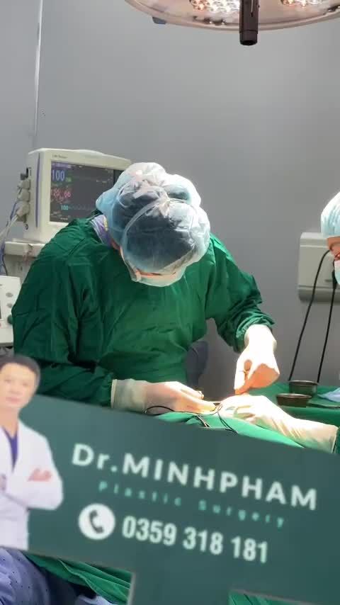 Ca combo Nâng mũi + Cắ.t mí đang được thực hiện bởi ekip Dr. Minh Phạm