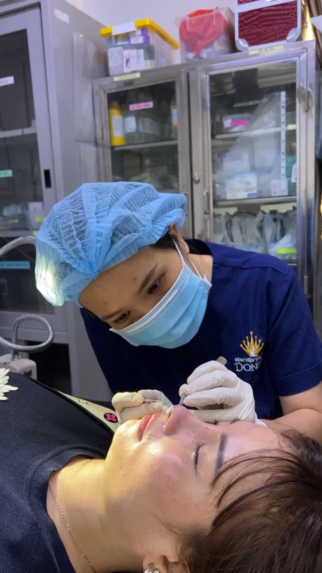 Cận cảnh quá trình cắt chỉ mũi tại bệnh viện thẫm Mỹ Đông Á sau 10 ngày nâng mũi cấu trúc