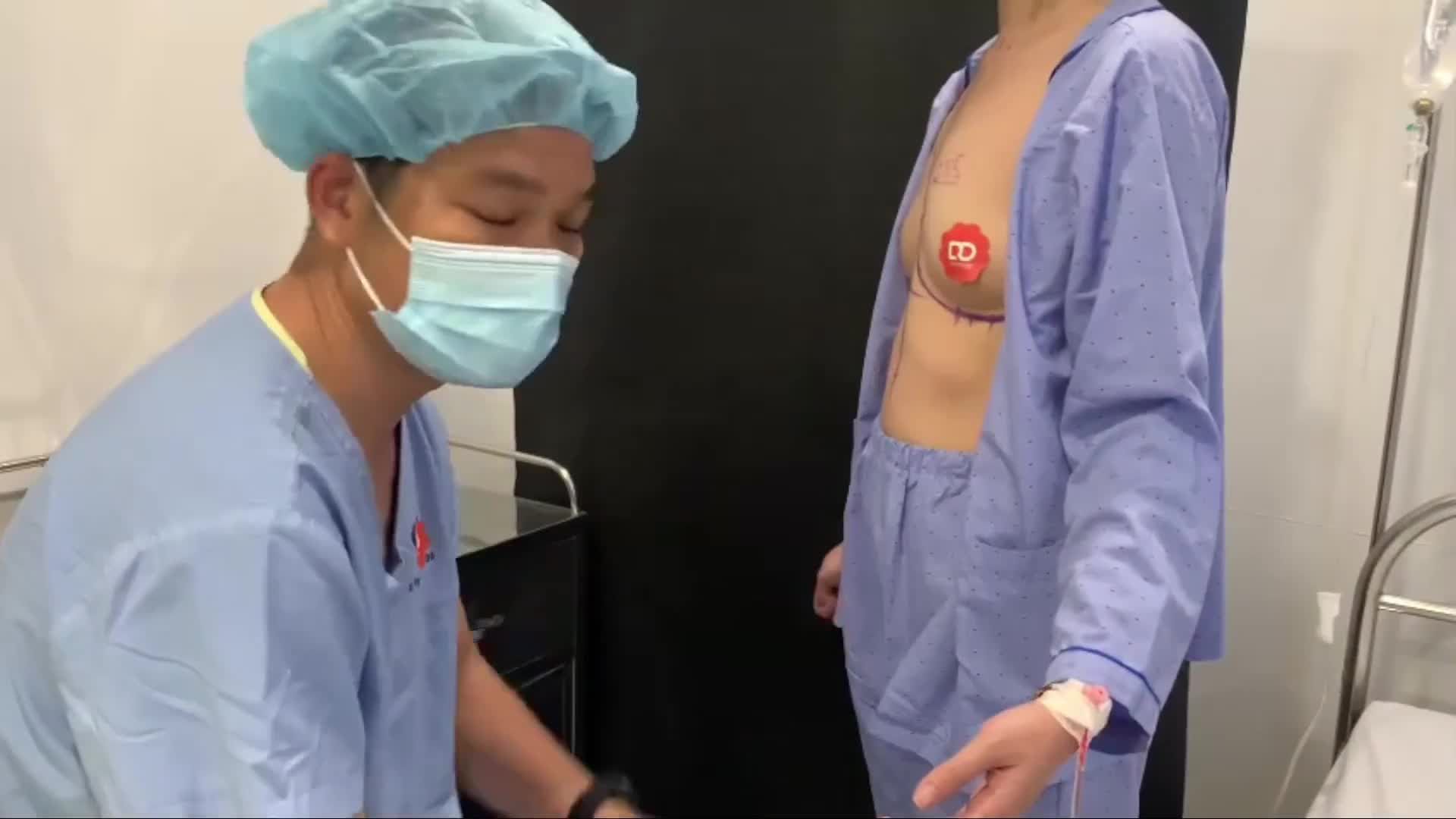Khách hàng cao 1m6, gặp phải tình trạng teo tuyến vú sau sinh, xương ức cao thấp khác nhau, thể tích ngực lệch nhau
