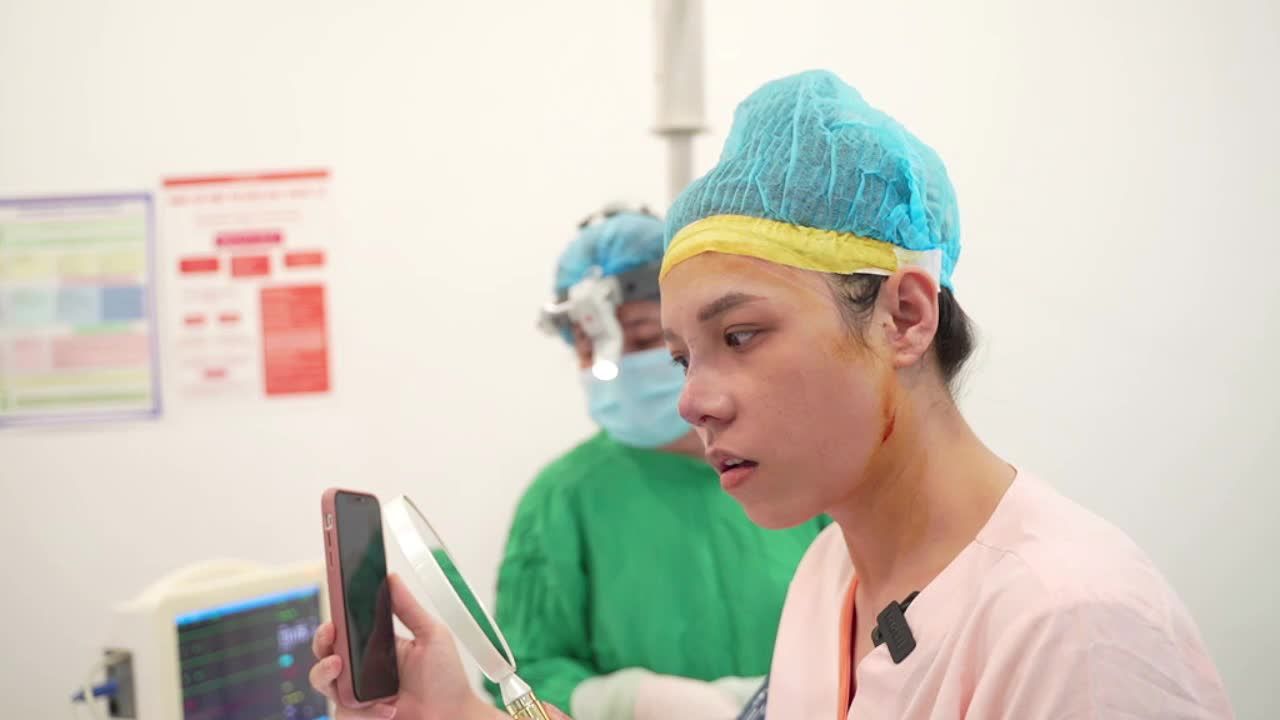 Khách hàng cùng mẹ xem dáng mũi từ xa...