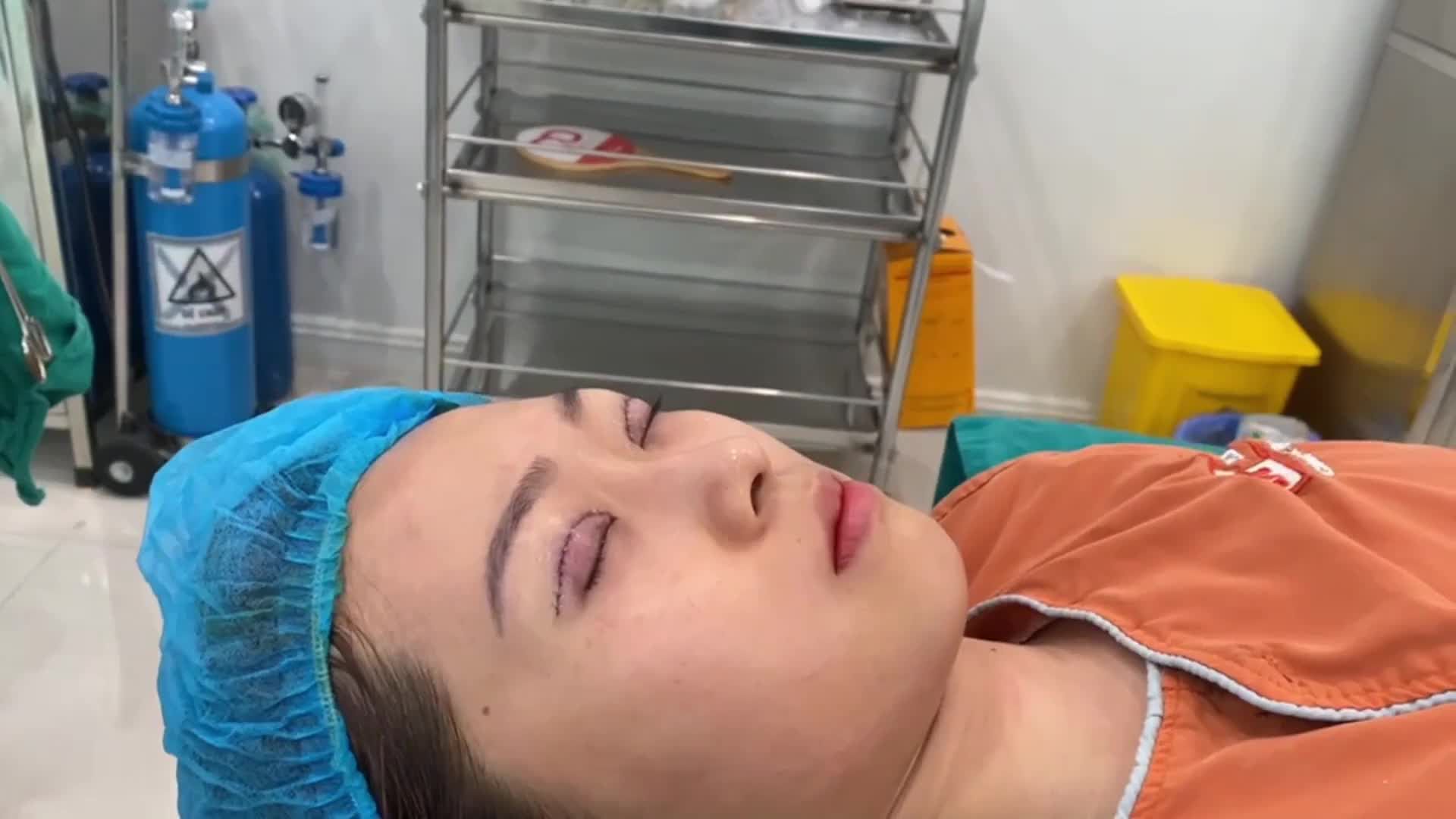 Bạn khách hàng sau khi tìm hiểu rất nhiều cơ sở, nhiều bác sĩ đã quyết định đến Thẩm mỹ DrD cắt mí Plus để “tân trang” đôi mắt của mình.