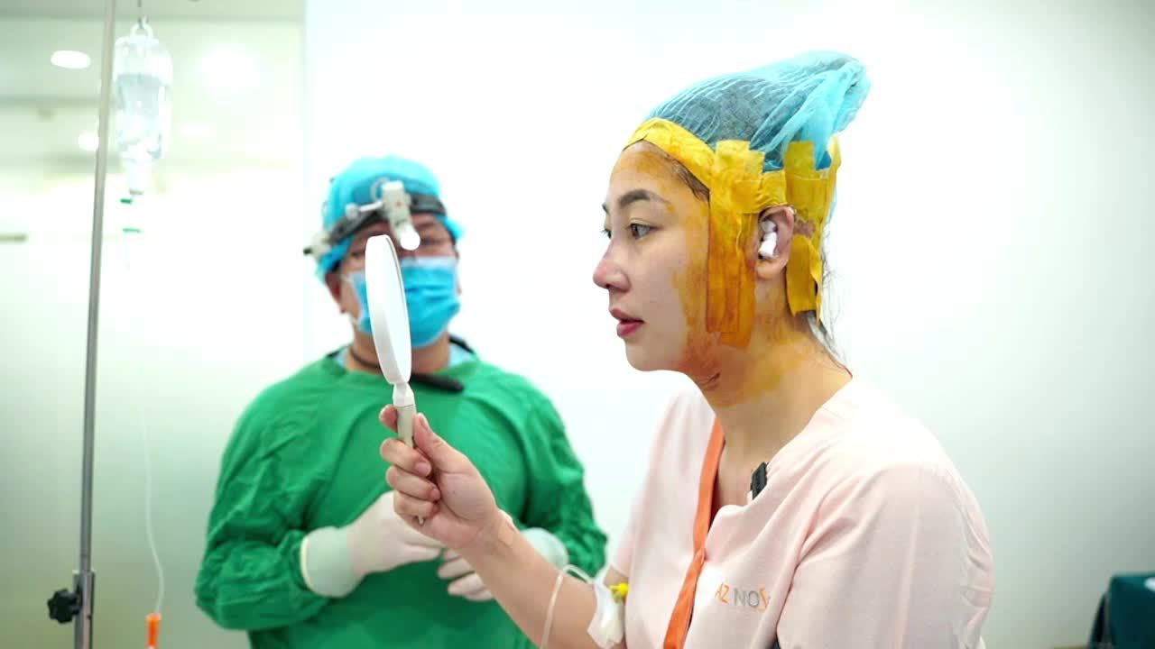 Khách hàng trao đổi với bác sĩ về dáng mũi mới