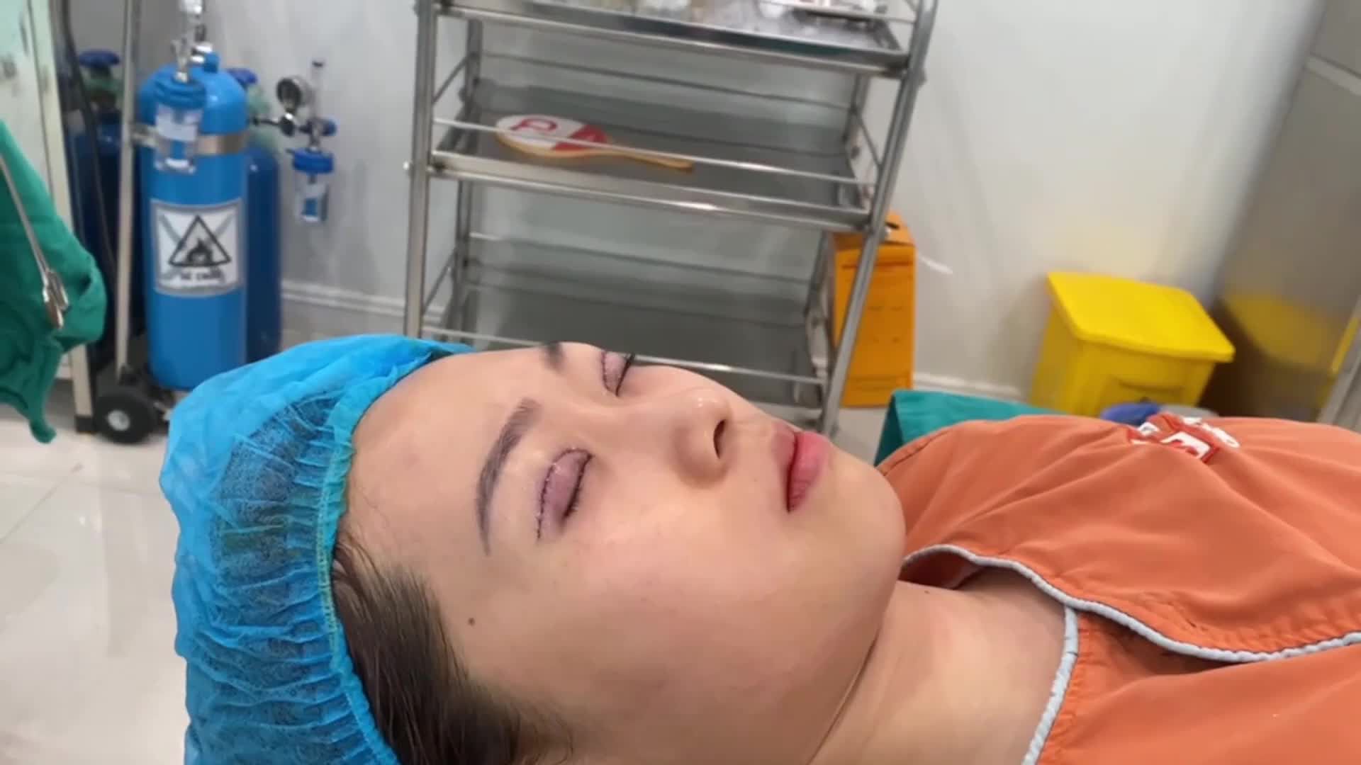 Bạn khách hàng sau khi tìm hiểu rất nhiều cơ sở, nhiều bác sĩ đã quyết định đến Thẩm mỹ DrD cắt mí Plus để “tân trang” đôi mắt của mình.