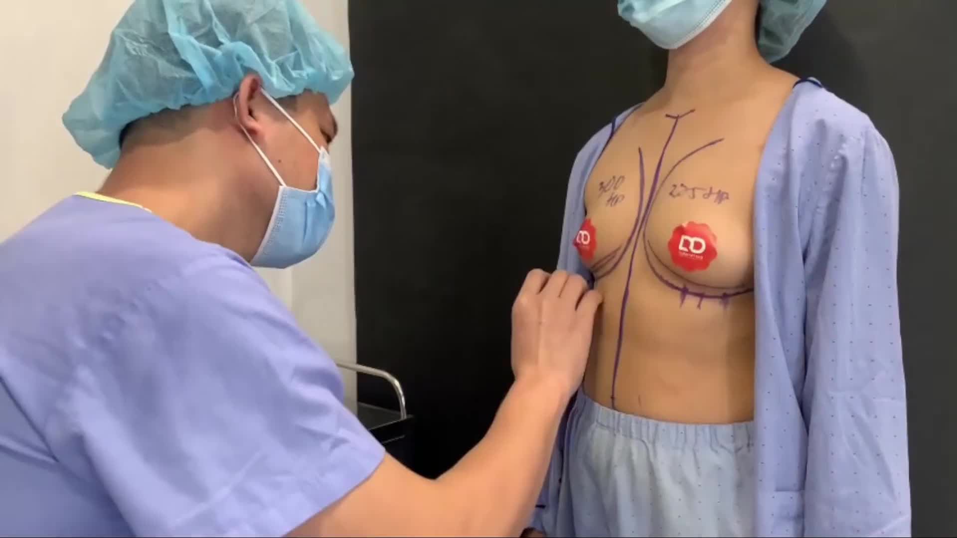 Bác sĩ đang thiết kế ca nâng ngực tiếp theo của ngày hôm nay
