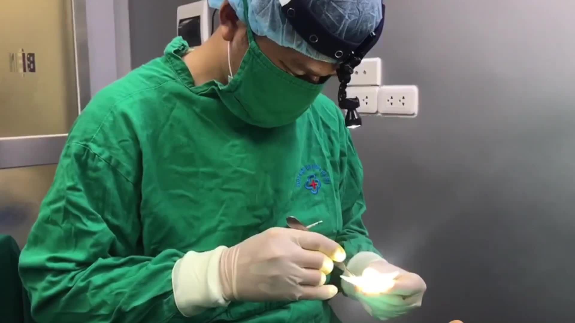 Khách hàng độn cằm Vline sử dụng gói phẫu thuật không đau tại Thẩm mỹ DrD.