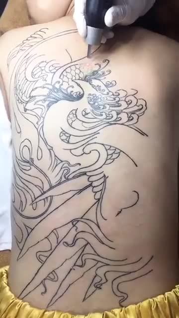 Xóa xăm to ở lưng buổi đầu tiên