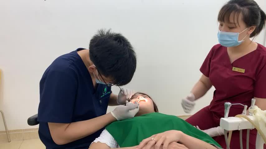 Ca thực hiện cấy minivis cho khách hàng chỉnh nha tại Nha Khoa Thuỳ Anh.