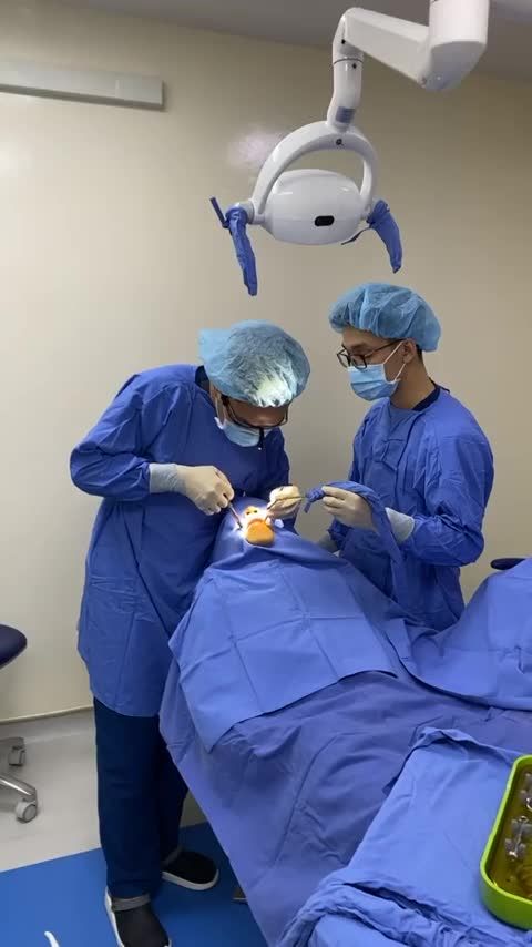 1ca cắm trụ imp Dentium Hàn quốc cho anh khách hàng