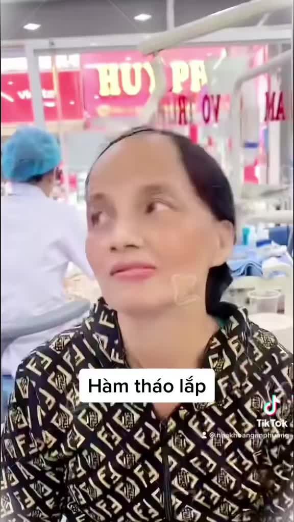 Giây phút thử hàm tháo lắp vui nhộn tại nha khoa