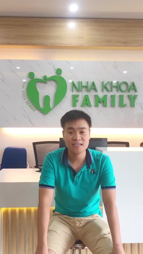 Khách hàng Việt Anh vừa được lắp cố định xong case thẩm mỹ răng sứ tại Nha khoa Gia Đình.