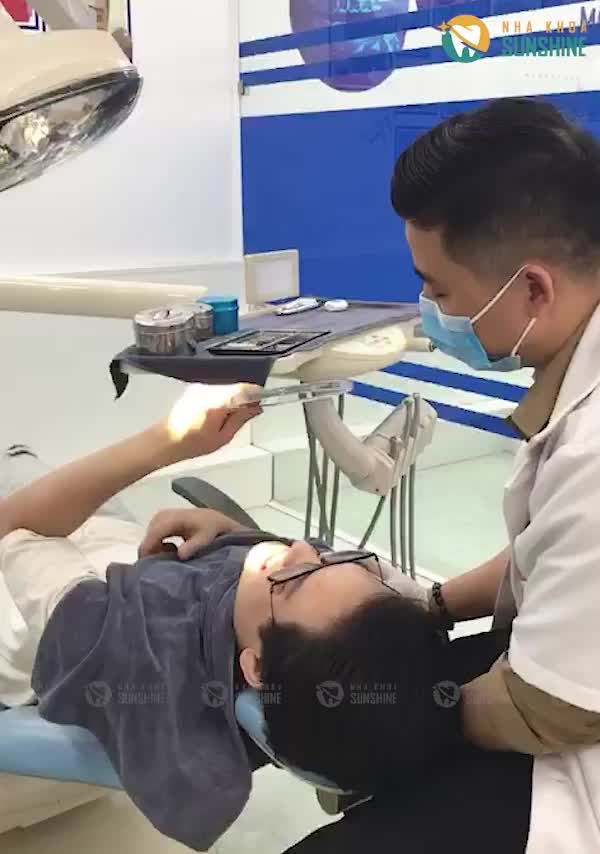 Khám và tư vấn phương pháp điều trị răng nhiều khuyết điểm cho bạn khách hàng