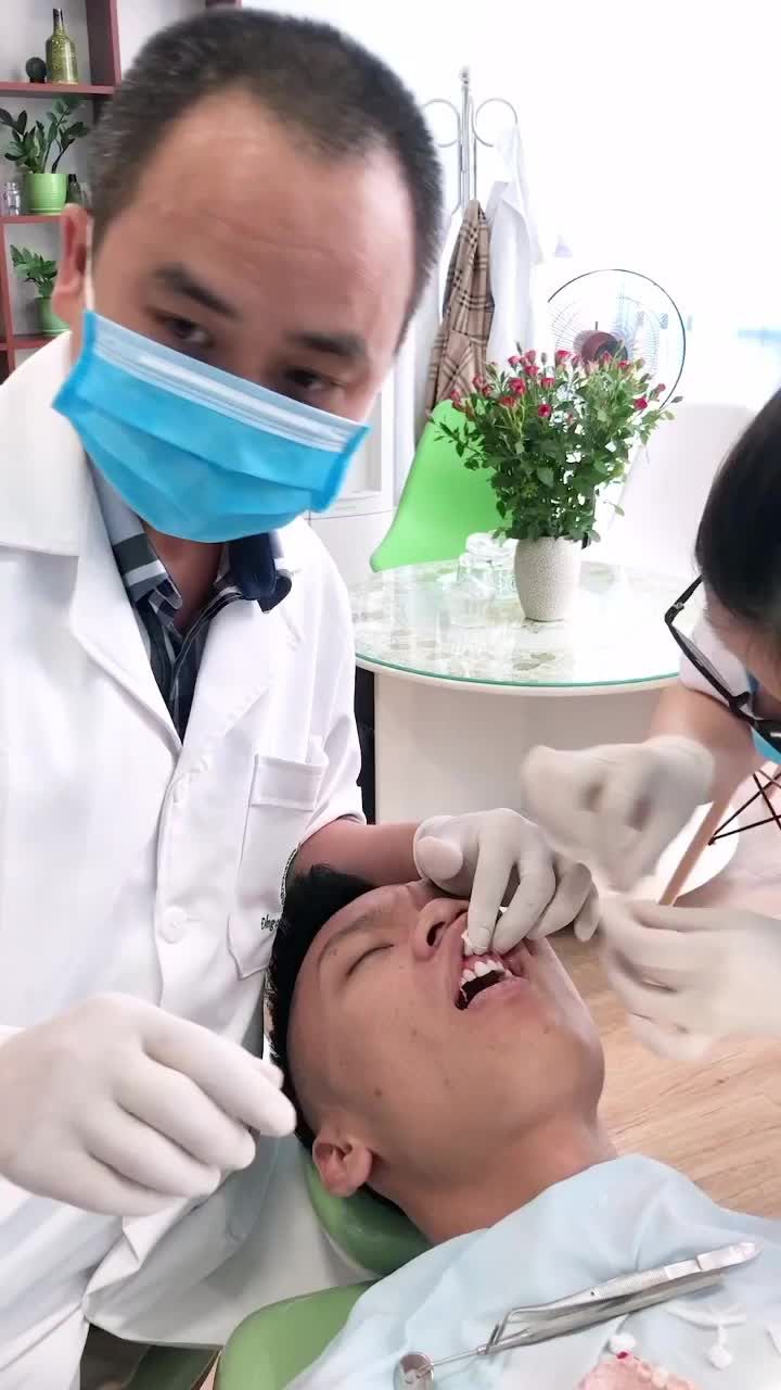 LẮP CỐ ĐỊNH 17 RĂNG SỨ CAO CẤP CHO KHACH HÀNG NAM