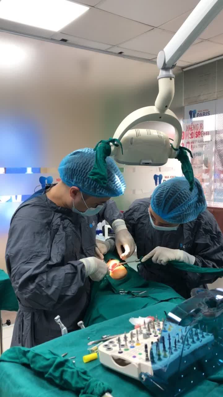 Quá trình cắm trụ implant ETK Pháp do bác sĩ Lê Quốc Huy thực hiện
