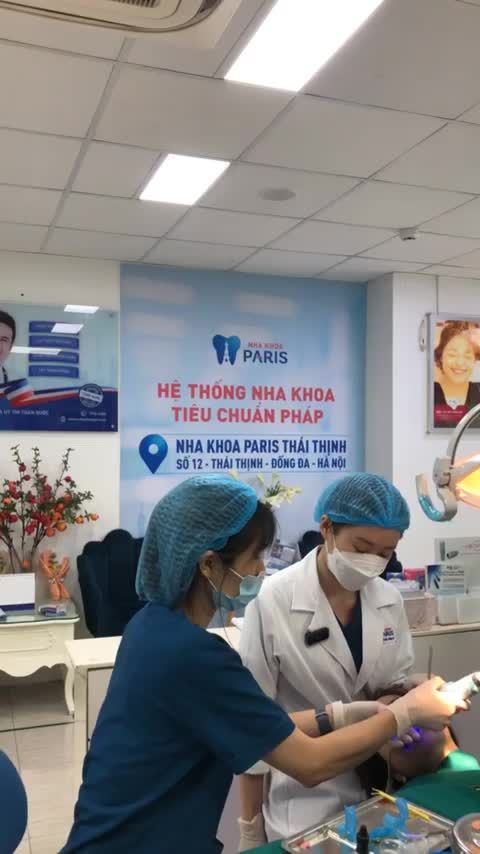 Quá trình gắn mắc cài sứ cho khách hàng tại nha khoa Paris 12 Thái Thịnh