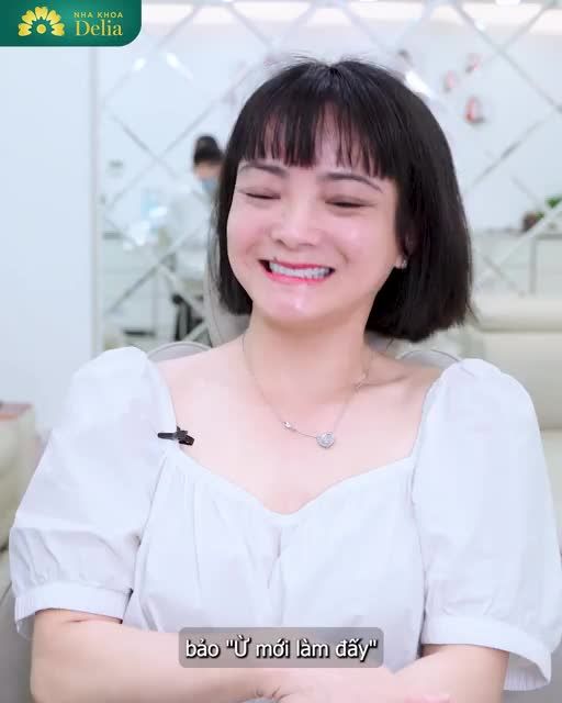 Sau 6 tháng thẩm mỹ răng sứ, khách hàng Tố Uyên đã cười rạng rỡ hơn rất nhiều so với những ngày đầu tới Delia