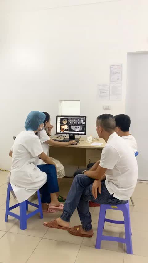 TS.BS Đàm Ngọc Trâm cùng BS Huyền phân tích phim cấy ghép Implant