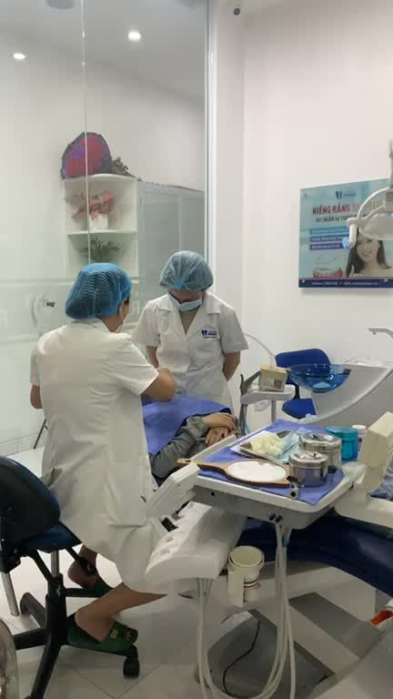 TS.BS Đàm Ngọc Trâm trực tiếp thăm khán case niềng răng Invisalign tại Nha khoa Paris Vinh