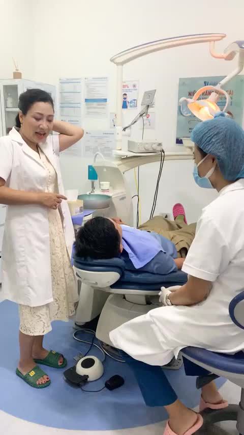 TS.BS Đàm Ngọc Trâm tư vấn thăm khám trực tiếp case Implant