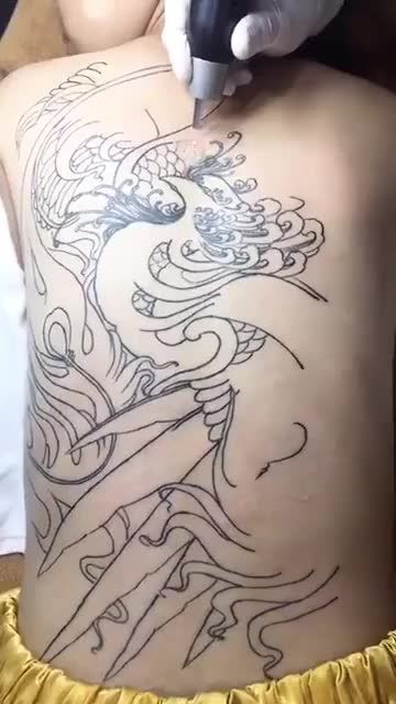 Xăm hình ở lưng xấu, không hợp cần phải xóa