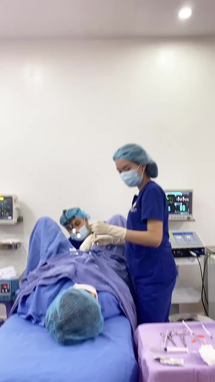 Bác sĩ say sưa tái sinh “cô bé” cho KH Việt Kiều