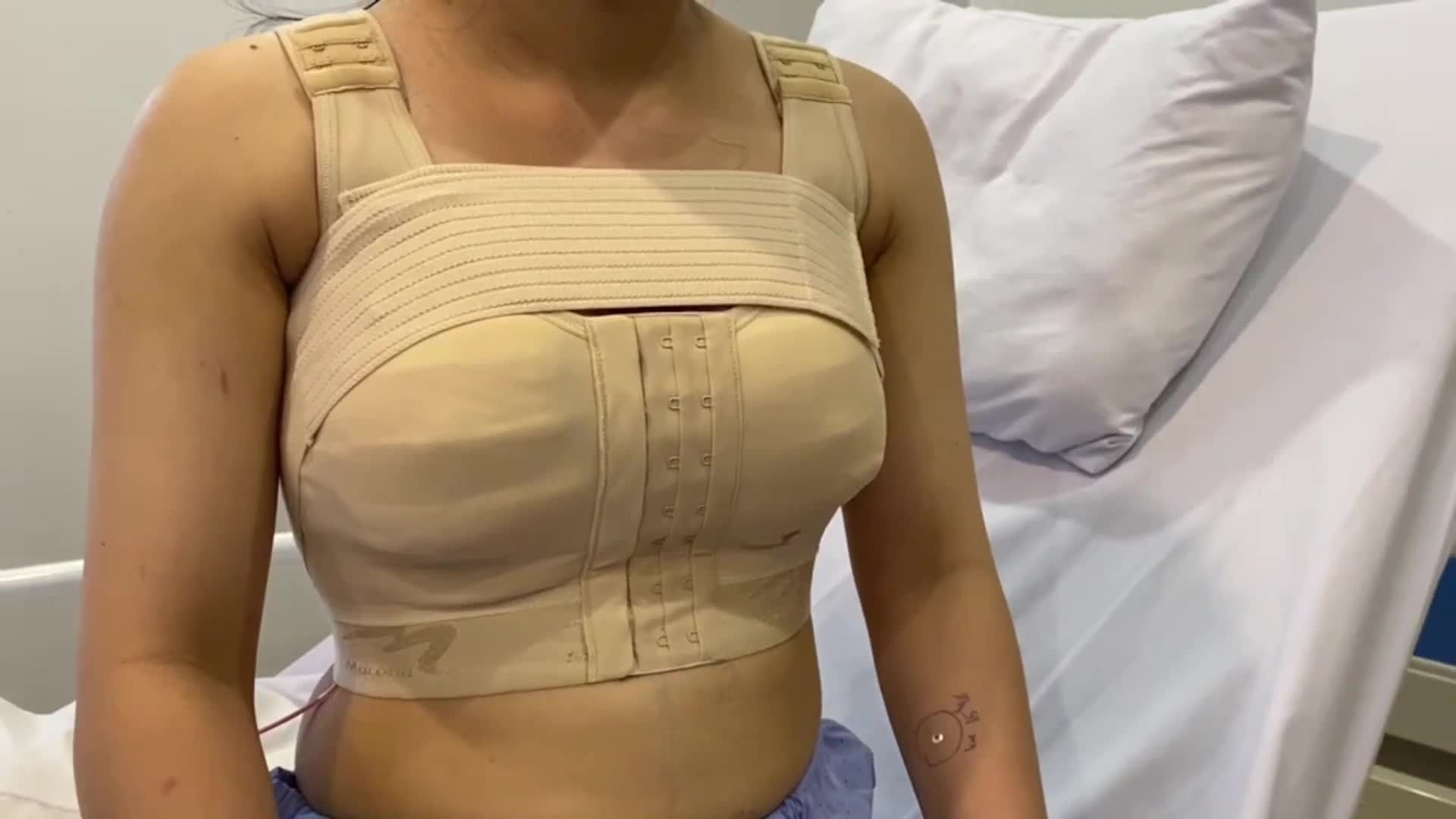 Chị khách hàng được chồng đưa tới Thẩm mỹ DrD để thực hiện nâng ngực.