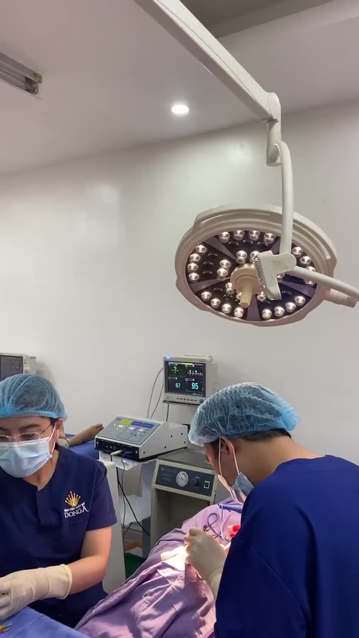 Quá trình nâng cung mày cho khách tại Đông Á.