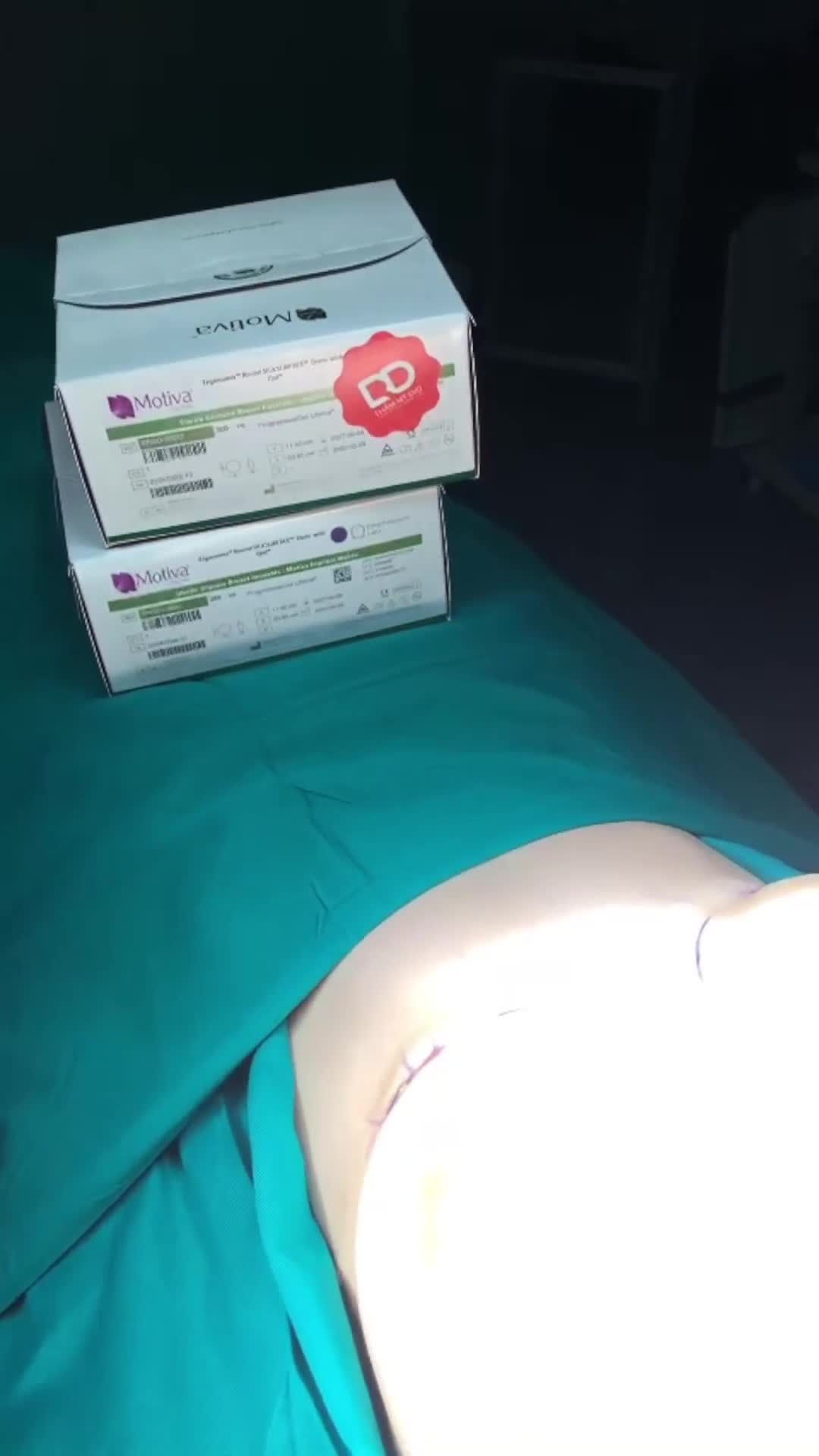 Bác sĩ PTTM của DrD livestream về 1 ca nâng ngực đặc biệt ngày hôm nay.