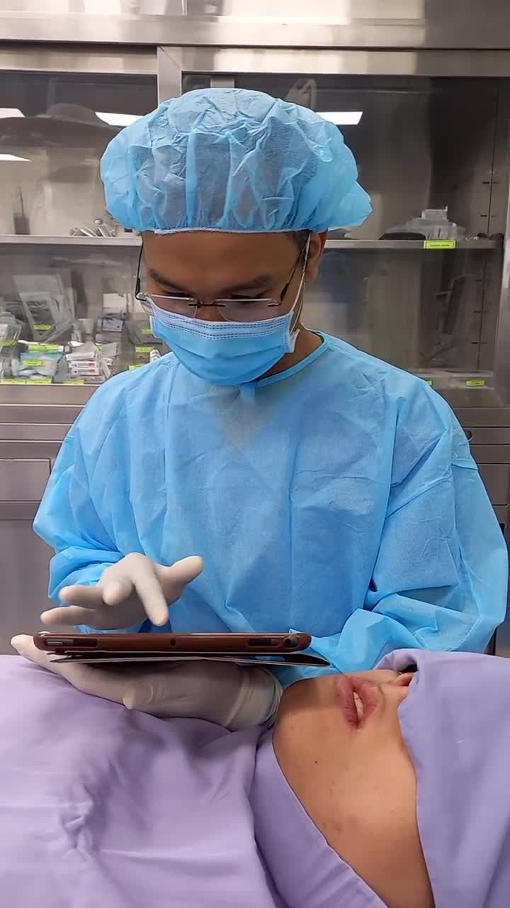 KH. Nam đặc biệt hôm nay chờ đủ tuổi để đi chỉnh hình hàm móm