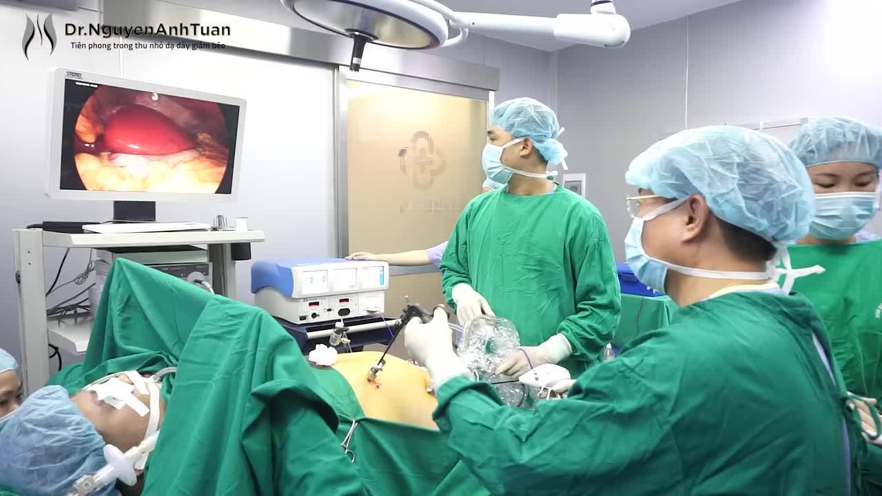 PGS. TS. Nguyễn Anh Tuấn thực hiện Thu nhỏ Dạ dày giảm béo cho Nhật Anh - cậu bé đam mê nghệ thuật và ước mơ được sống hết mình vì nghệ thuật