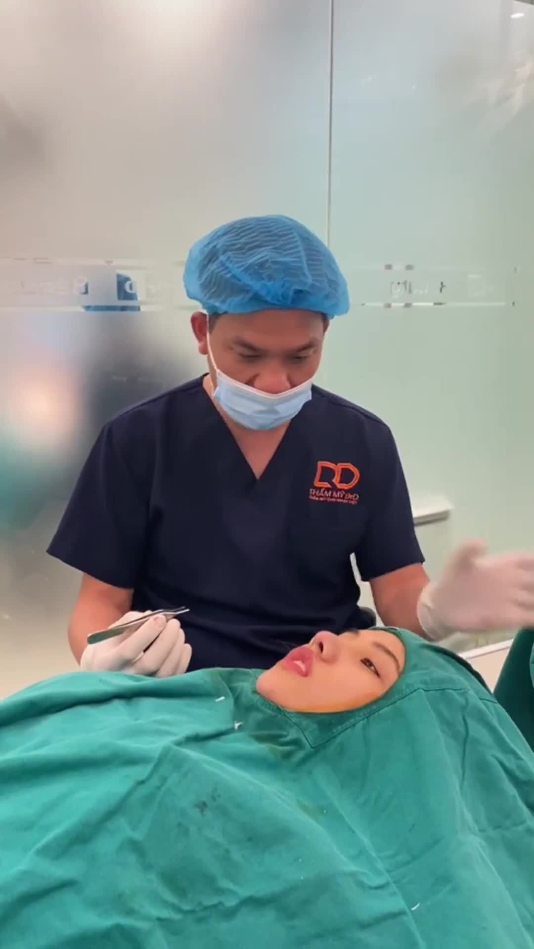 ĐÃ CÓ KẾT QUẢ VỪA PHẪU THUẬT CỦA CA MŨI TRỤC MŨI LỆCH RỒI MỌI NGƯỜI ƠI