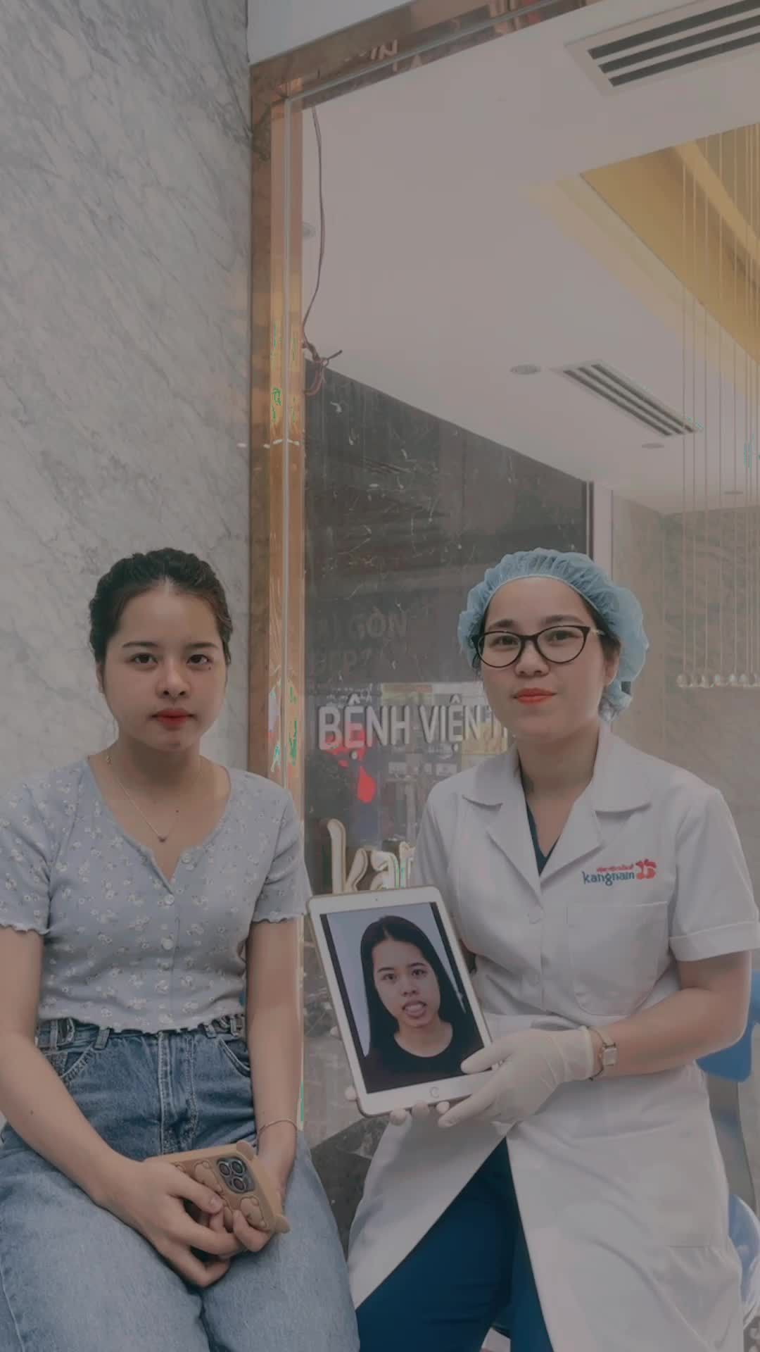 Tháo niềng răng - Khoảnh khắc mong đợi của khách hàng thực hiện dịch vụ và đội ngũ các y bác sĩ