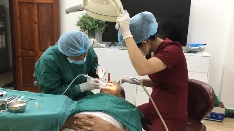 Ca cấy chân răng nhân tạo implant số 14 cho chú khách hàng tại Nha Khoa Thuỳ Anh.