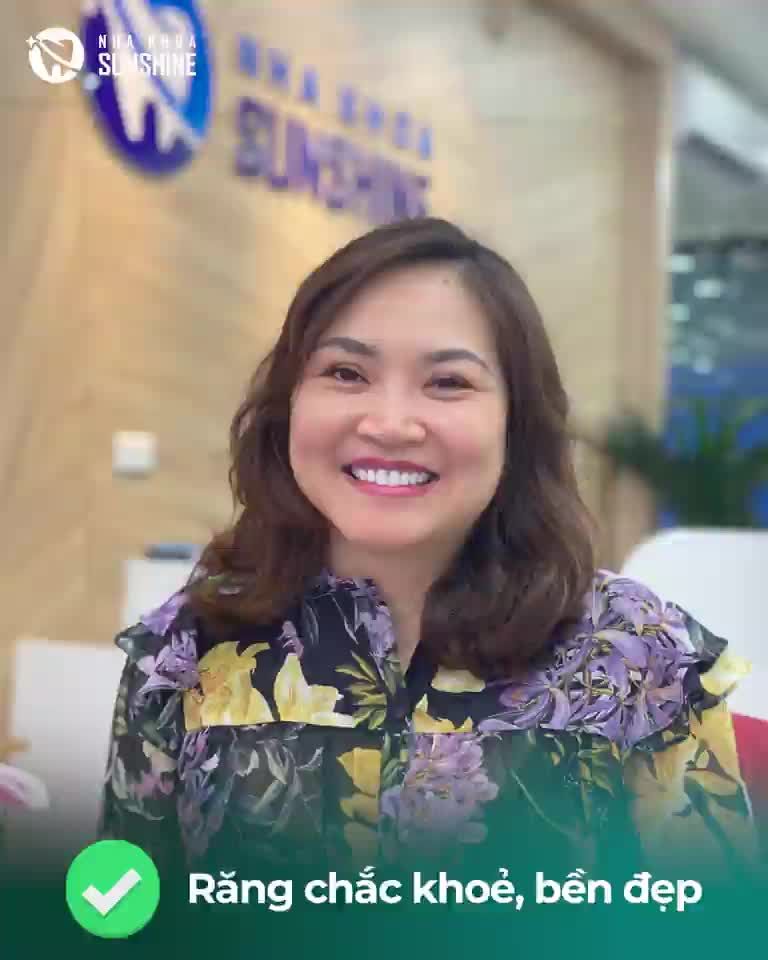 Chị khách hàng Ngô Thị Thu Quỳnh sau khi trải nghiệm dịch vụ làm 20 răng sứ Ceramill.