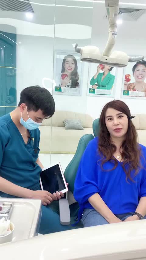 KH vừa lắp xong răng sứ thẩm mỹ