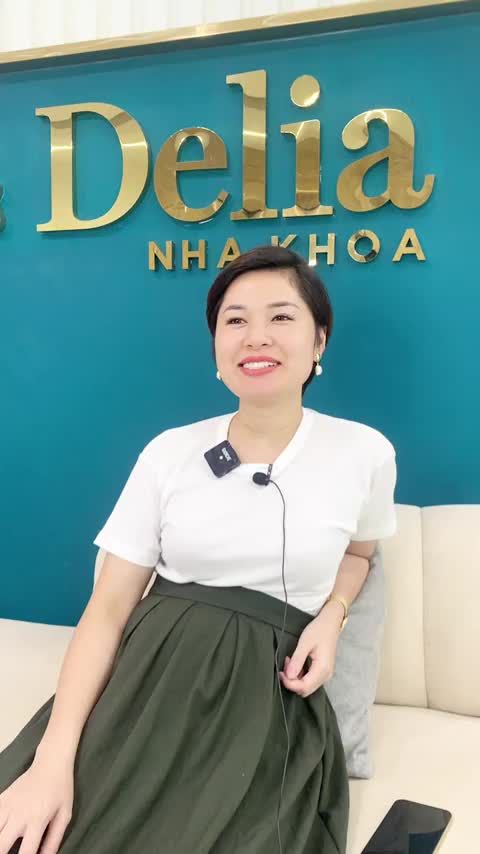Khách hàng Lê Thị Phương tái khám sau 6 tháng thẩm mỹ răng sứ NACERA tại nha khoa Delia