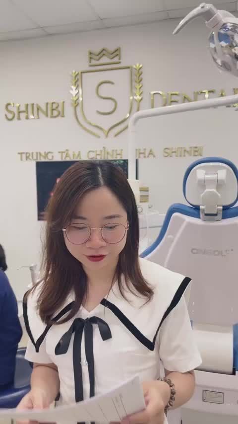 KHÁCH HÀNG MINH NGỌC VỚI TÌNH TRẠNG RĂNG KHẤP KHỂNH ĐÃ LỰA CHỌN GẮN MẮC CÀI Ở NHA KHOA SHINBI DENTAL