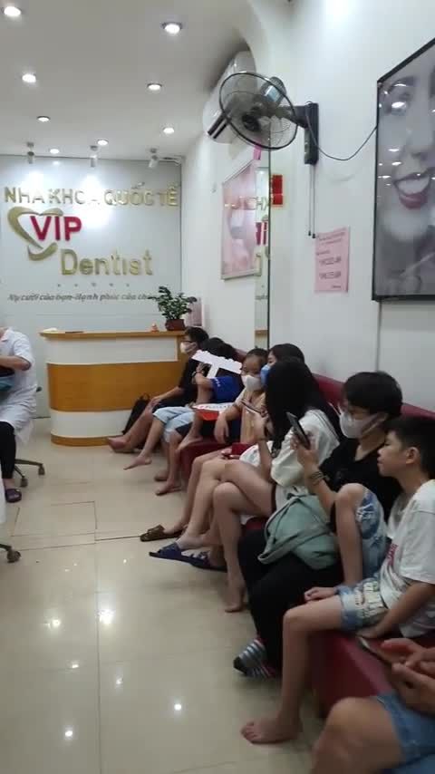 Nụ cười mới của khách hàng Nguyễn Xuân Mạnh thẩm mỹ 28 răng sứ cao cấp.