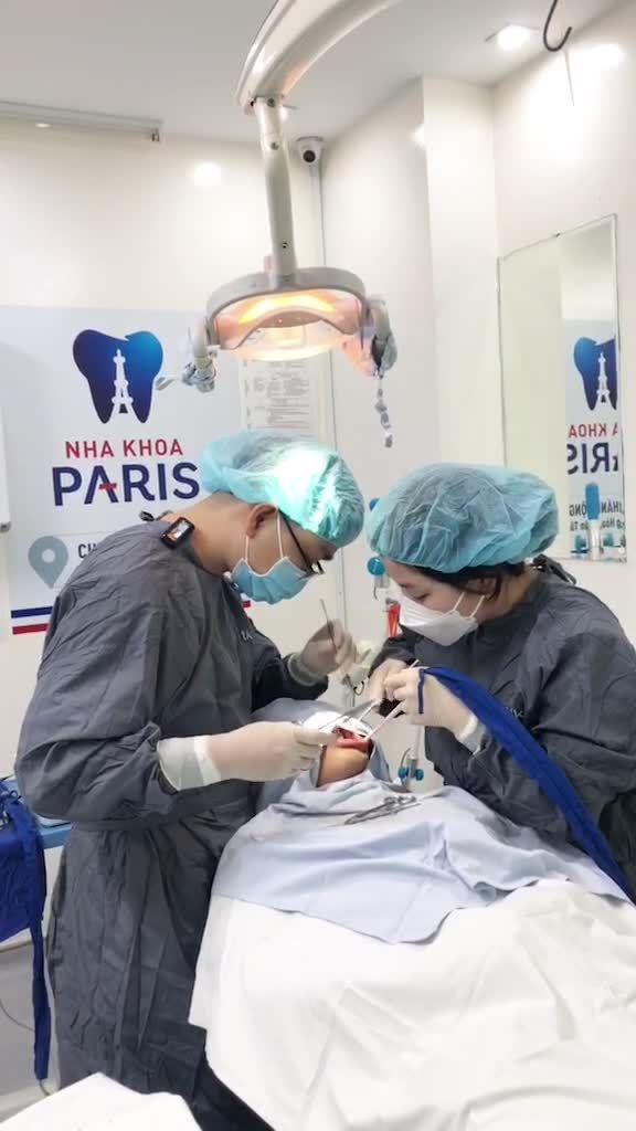 Phẫu thuật cấy ghép 3 trụ Dentium Paris tại Nha khoa Paris 97 Cộng Hòa